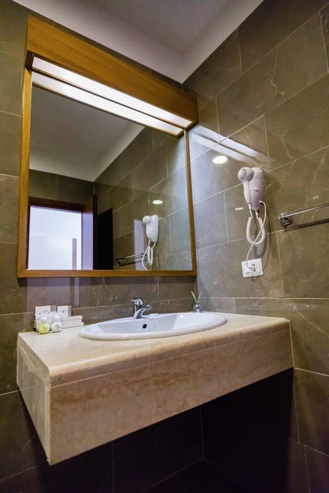 Separate tub and shower, hair dryer, bidet, towels