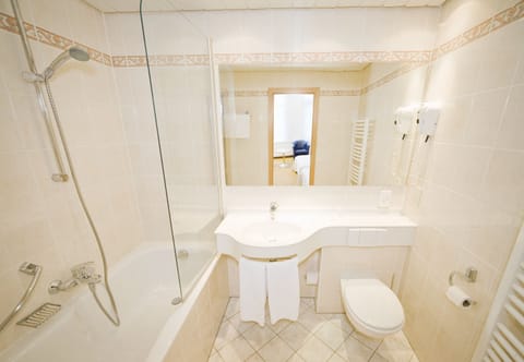 Comfort Room | Bathroom | Shower, free toiletries, hair dryer, towels