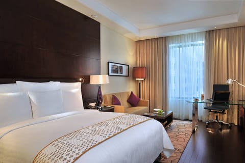 Executive Room, 1 King Bed, Non Smoking | Premium bedding, minibar, in-room safe, desk