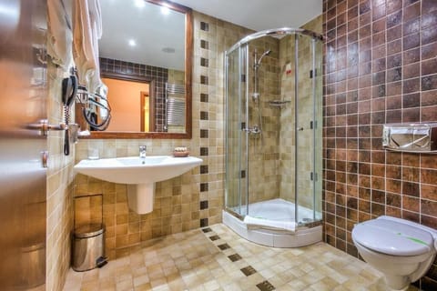 Two Bedroom Executive Apartment | Bathroom | Deep soaking tub, free toiletries, hair dryer, bathrobes