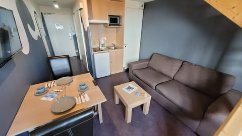 Family Apartment (Queen bed or 2 twin beds) | Private kitchenette | Dining tables