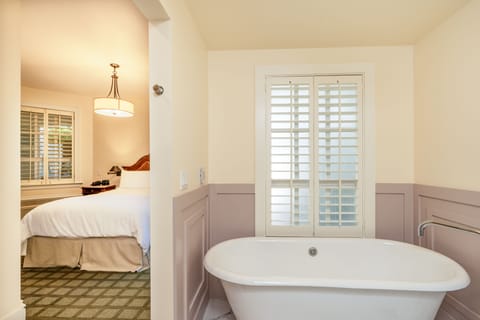 Superior Room, 1 Queen Bed, Patio | Bathroom | Free toiletries, hair dryer, bathrobes, towels