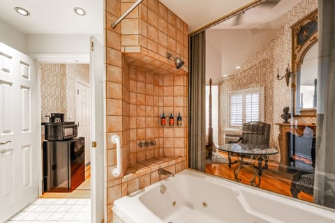 Signature Suite, 1 King Bed, Balcony | Bathroom | Free toiletries, hair dryer, bathrobes, towels
