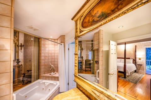 Signature Suite, 1 King Bed, Balcony | Jetted tub