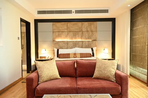 Business Suite | Premium bedding, down comforters, Select Comfort beds, minibar