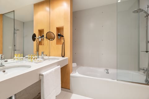 Combined shower/tub, deep soaking tub, eco-friendly toiletries