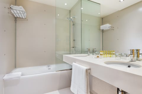 Combined shower/tub, deep soaking tub, eco-friendly toiletries