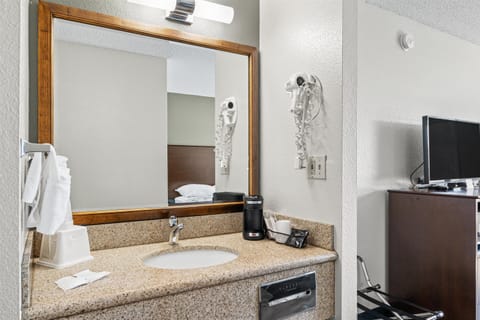 Combined shower/tub, hair dryer, towels