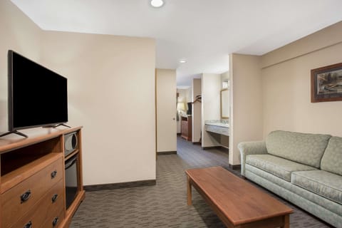 Suite, 1 King Bed, Non Smoking | Desk, blackout drapes, soundproofing, iron/ironing board