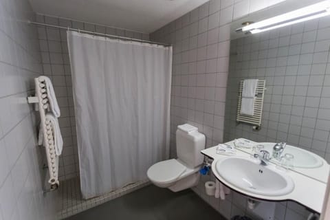 Combined shower/tub, towels