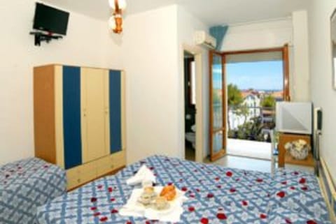 Economy Triple Room | In-room safe, desk, iron/ironing board, free WiFi