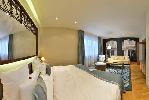 Suite, 1 King Bed, Jetted Tub | Premium bedding, minibar, in-room safe, individually furnished