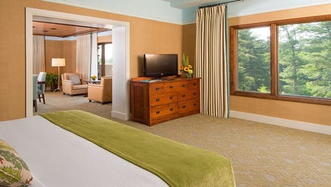 Executive Junior Suite, 1 King Bed | Premium bedding, pillowtop beds, in-room safe, desk