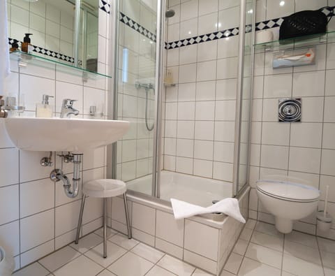 Single Room | Bathroom | Shower, hair dryer, towels, soap