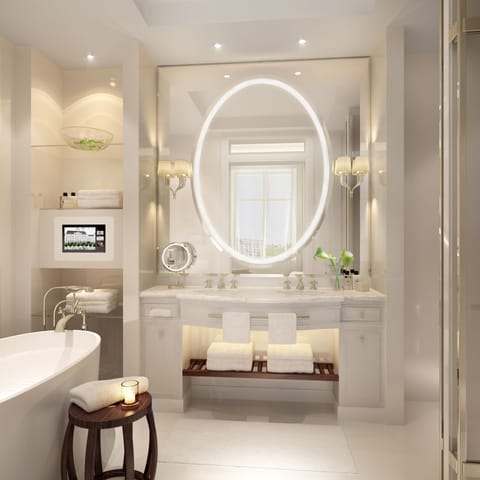 Superior Room (Guestroom) | Bathroom | Separate tub and shower, rainfall showerhead, free toiletries