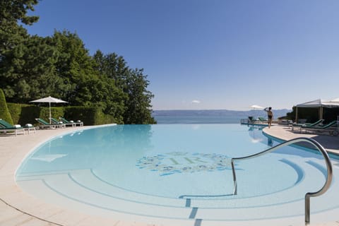 Outdoor pool, sun loungers