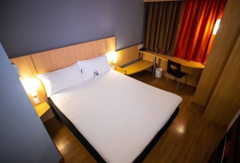 Standard Room, 1 Double Bed | Minibar, desk, blackout drapes, free WiFi