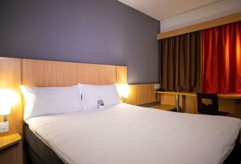 Standard Room, 1 Double Bed | Minibar, desk, blackout drapes, free WiFi