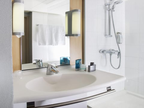 1 bedroom, premium bedding, desk, laptop workspace