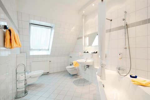 Superior Double Room | Bathroom | Hair dryer, towels