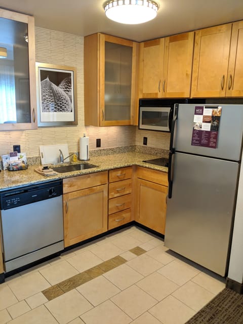 Full-size fridge, microwave, stovetop, dishwasher