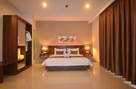 Executive Suite Pool View | Minibar, in-room safe, desk, free WiFi