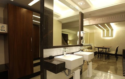 Deluxe Suite | Bathroom | Shower, hair dryer, towels