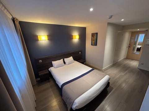 Triple Room | Desk, free WiFi, bed sheets, wheelchair access