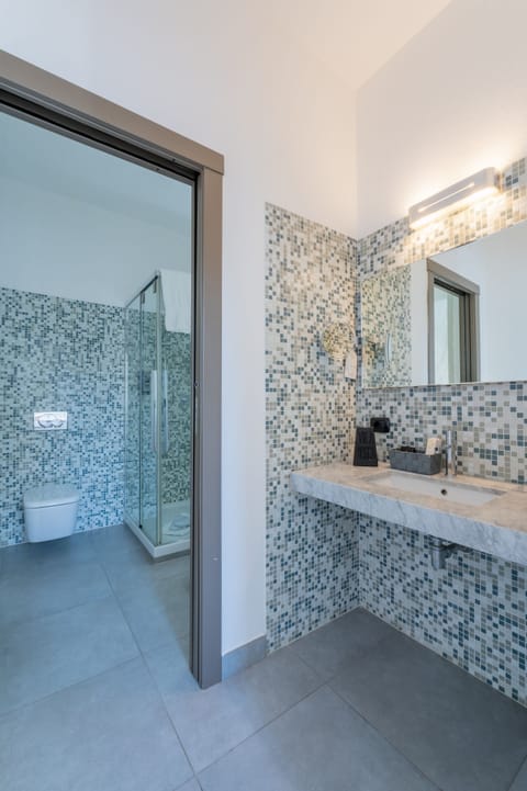 Studio Suite, Kitchenette | Bathroom | Shower, rainfall showerhead, designer toiletries, hair dryer