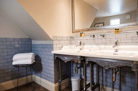 Garden Suite | Bathroom | Free toiletries, hair dryer, towels