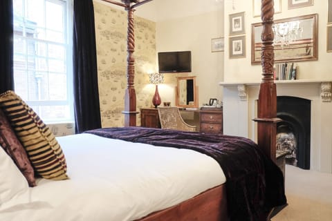 Superior Double Room | Bathroom | Free toiletries, hair dryer, towels