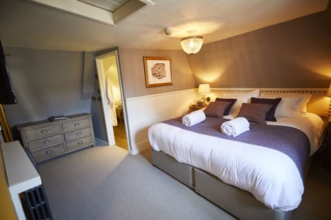 Luxury Room | Desk, iron/ironing board, free WiFi, bed sheets