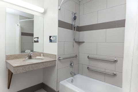 Combined shower/tub, free toiletries, hair dryer, towels