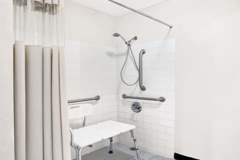 Combined shower/tub, free toiletries, hair dryer, towels