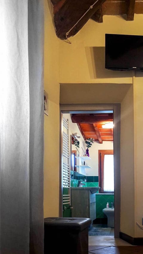 Double Room, 1 Queen Bed, Hill View | Bathroom | Shower, free toiletries, bidet, towels