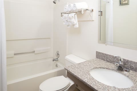 Combined shower/tub, hair dryer, towels