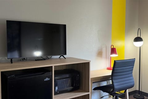 Room, 1 Queen Bed, Accessible, Non Smoking (Accessible) | Desk, blackout drapes, free cribs/infant beds, rollaway beds