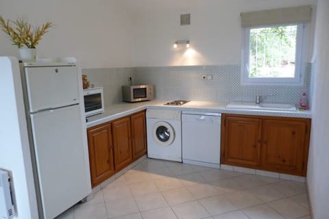 Mini-Villa N°8 | Private kitchenette | Fridge, microwave, oven, stovetop