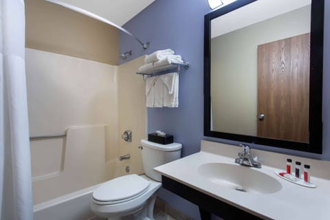 Combined shower/tub, deep soaking tub, free toiletries, hair dryer