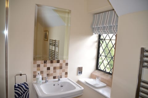 Deluxe Double Room, Ensuite, Garden View (Shore Nightingale Room) | Bathroom