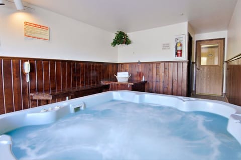 Indoor spa tub