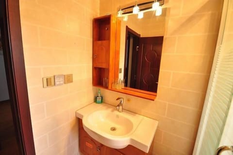 Family Suite | Bathroom | Shower, free toiletries, hair dryer, slippers