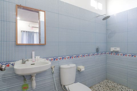 Standard Twin Room | Bathroom | Shower, towels