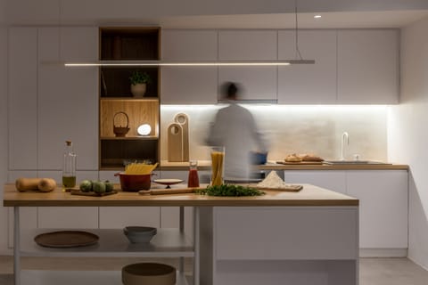 Breakfast, lunch, dinner served; Mediterranean cuisine