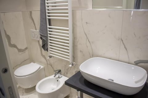 Premier Studio Suite, Balcony | Bathroom | Shower, hair dryer, bidet, towels