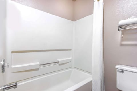 Combined shower/tub, free toiletries, hair dryer, towels