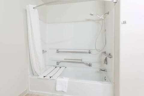 Combined shower/tub, free toiletries, hair dryer, towels