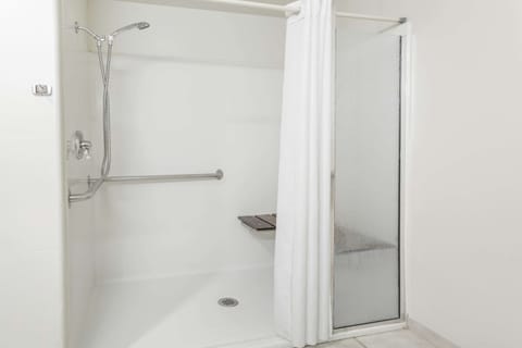 Combined shower/tub, free toiletries, hair dryer, towels