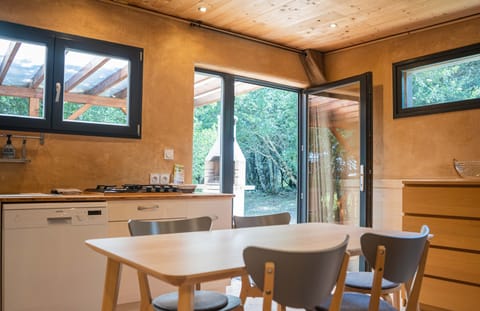 Premium Cottage, Private Bathroom (L'andaréenne) | Private kitchen | Stovetop, cookware/dishes/utensils, cleaning supplies