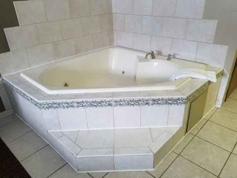 Suite, 1 King Bed, Non Smoking, Hot Tub | Jetted tub